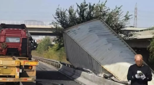 悲劇，超重集裝箱未鎖位轉(zhuǎn)彎時(shí)撞上駕駛室，拖車司機(jī)被壓身亡！